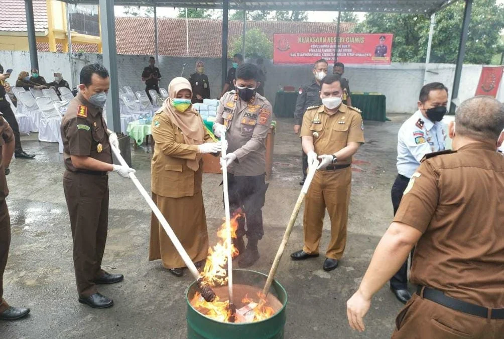 Kejari Ciamis Musnahkan 152 Barang Bukti Kejahatan