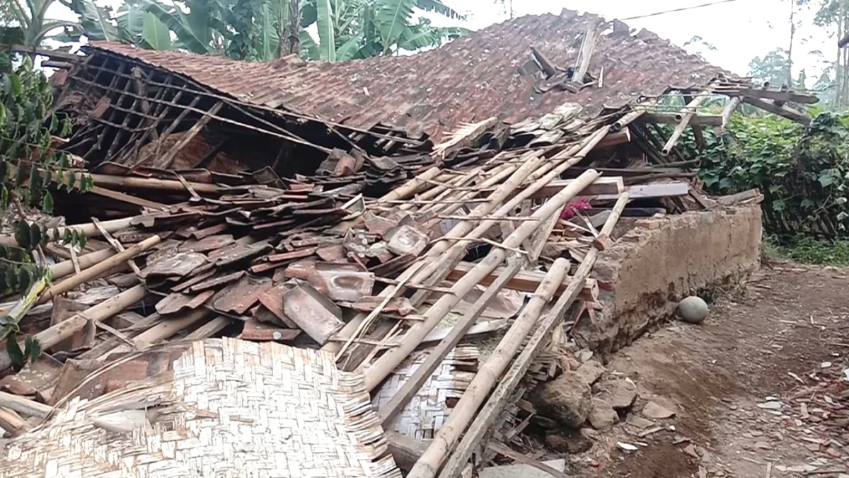 Rumah Okib Warga Desa Sukakarya Ambruk Karena Lapuk