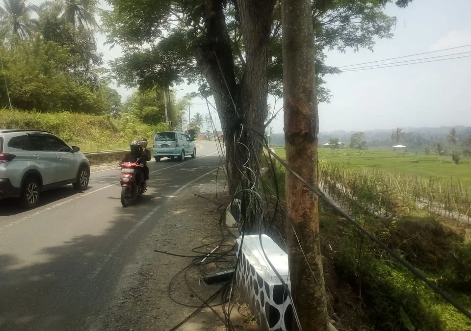 Kabel Internet di Desa Sindangsari Putus Disabet Bus