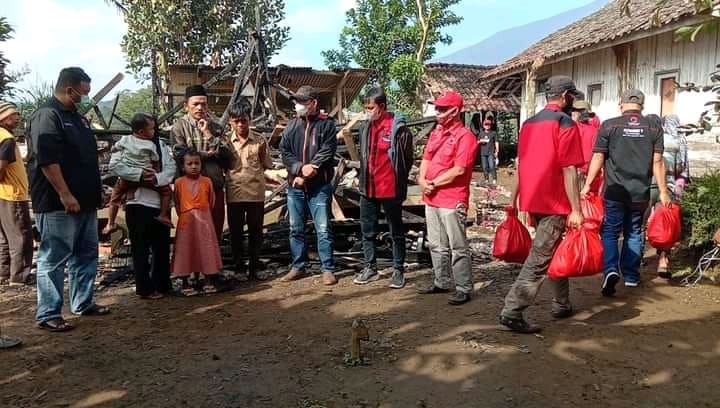 Dony Oekon Bantu Korban Kebakaran di Desa Mekarsari Cilawu