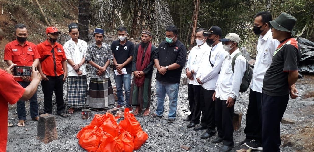 Memo Hermawan Bersama Dony Oekon Beri Bantuan pada Ponpes Raudhatul Muhtadin yang Ditimpa Kebakaran di Malangbong