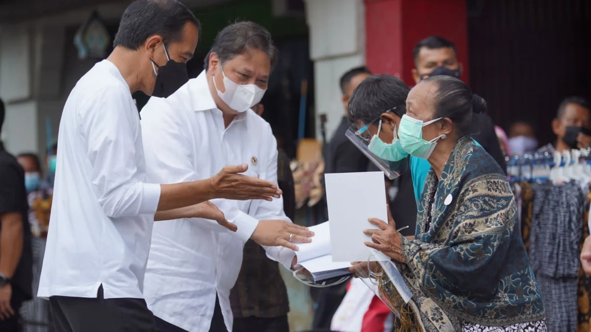 Dampingi Presiden Jokowi, Menko Airlangga Serahkan BLT ke PKL di Yogyakarta