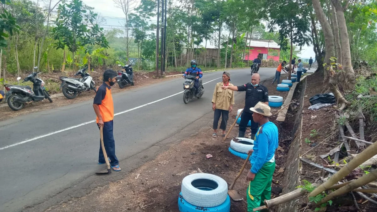 Pemdes Cibatu Sulap TPS Liar Jadi Taman Bunga