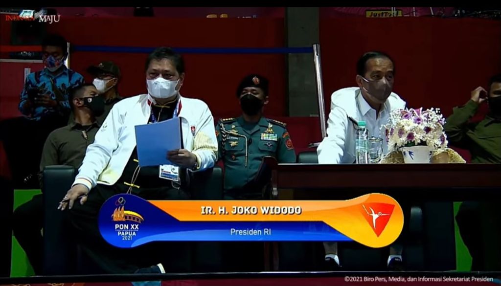 Airlangga Dampingi Presiden Jokowi Tinjau Arena Wushu PON XX