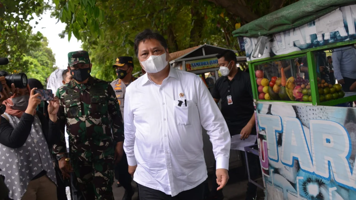 Airlangga : Penyaluran Bantuan Tunai Untuk PKL dan Warung Cepat dan Tepat Sasaran