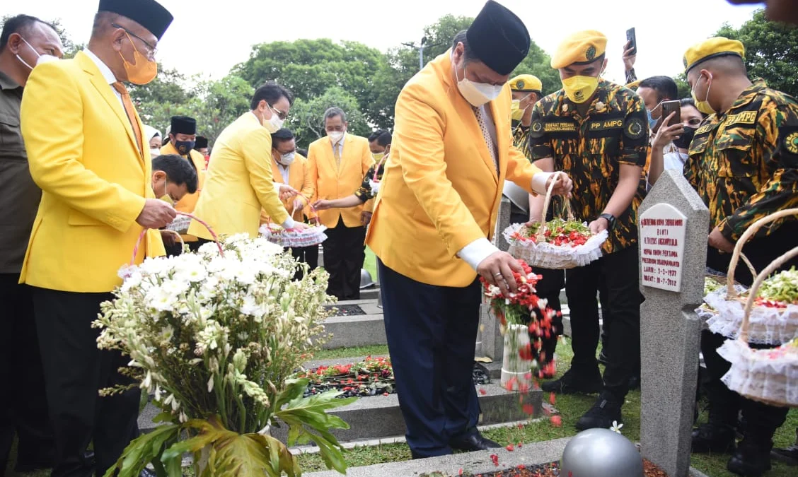 Peringati HUT Ke-57, Partai Golkar Ziarah dan Tabur Bunga di Makam Pahlawan