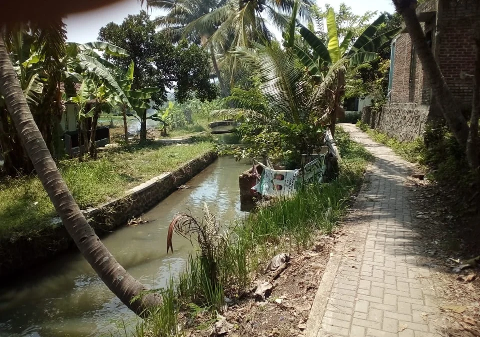 Warga Desa Majasari Buang Air Besar Sembarangan di Irigasi Cilangsir