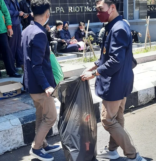 Mahasiswa IPI Garut Bantu Guru Saat Demonstrasi