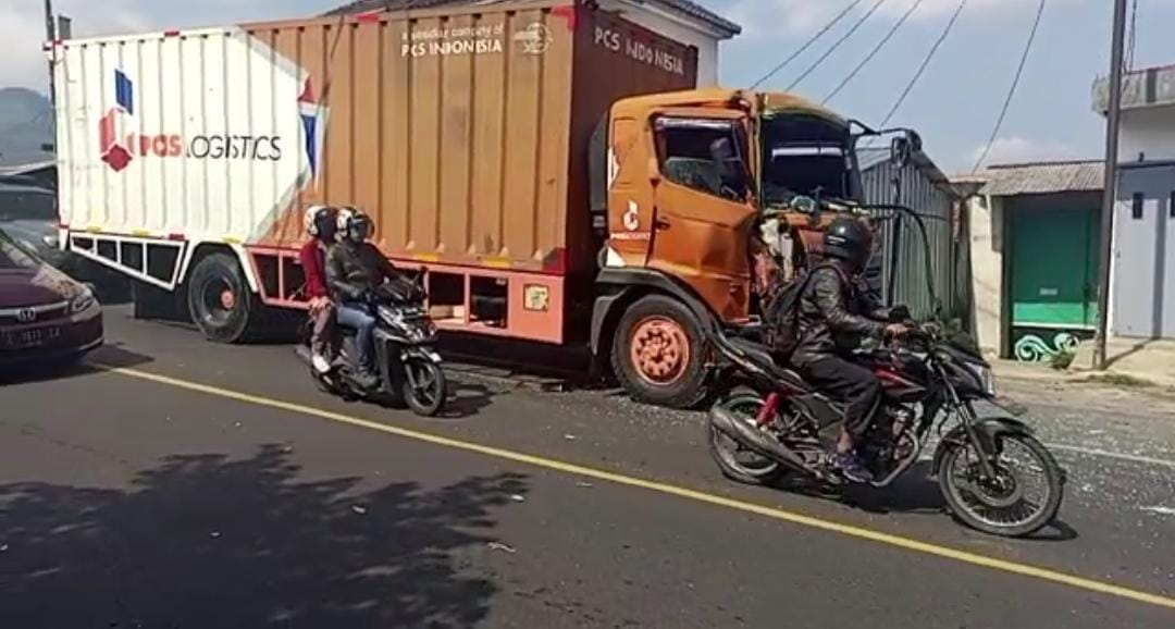 Kendaraan Milik PT Pos Alami Kecelakaan di Jalan Raya Malangbong