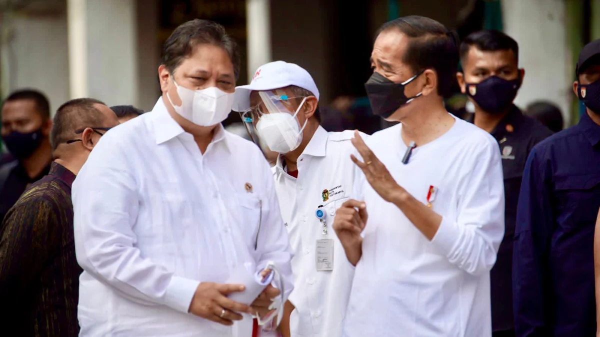 Bersama Presiden Jokowi, Menko Airlangga Buka Penyaluran BT-PKLW di Yogyakarta