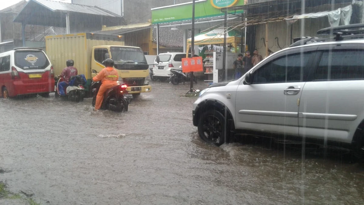 Sampah di Irigasi Ciparay Semakin Meresahkan, Air Naik ke Jalanan