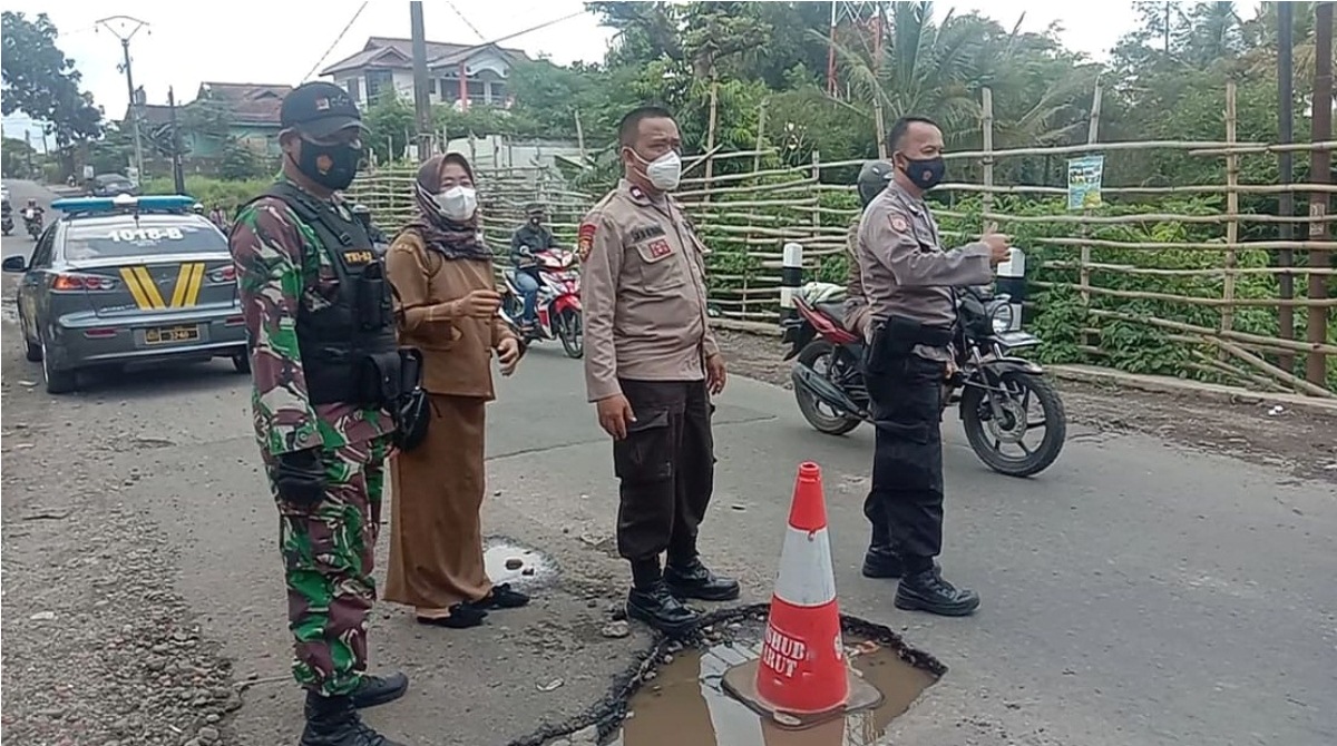 TKP Kecelakaan Lubang Maut di Jalan Samarang Ditinjau Polsek Bayongbong Bersama Koramil dan Desa