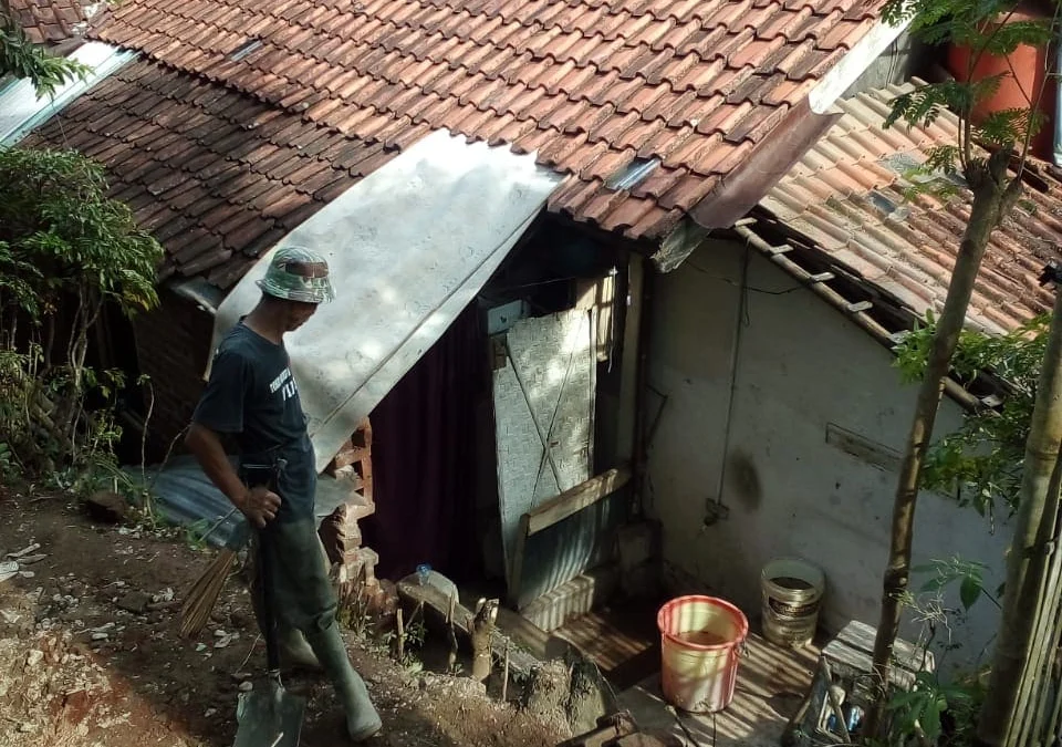 Jamban Mamat Ditimpa Benteng SDN 3 Cibiuk Kaler yang Ambrol