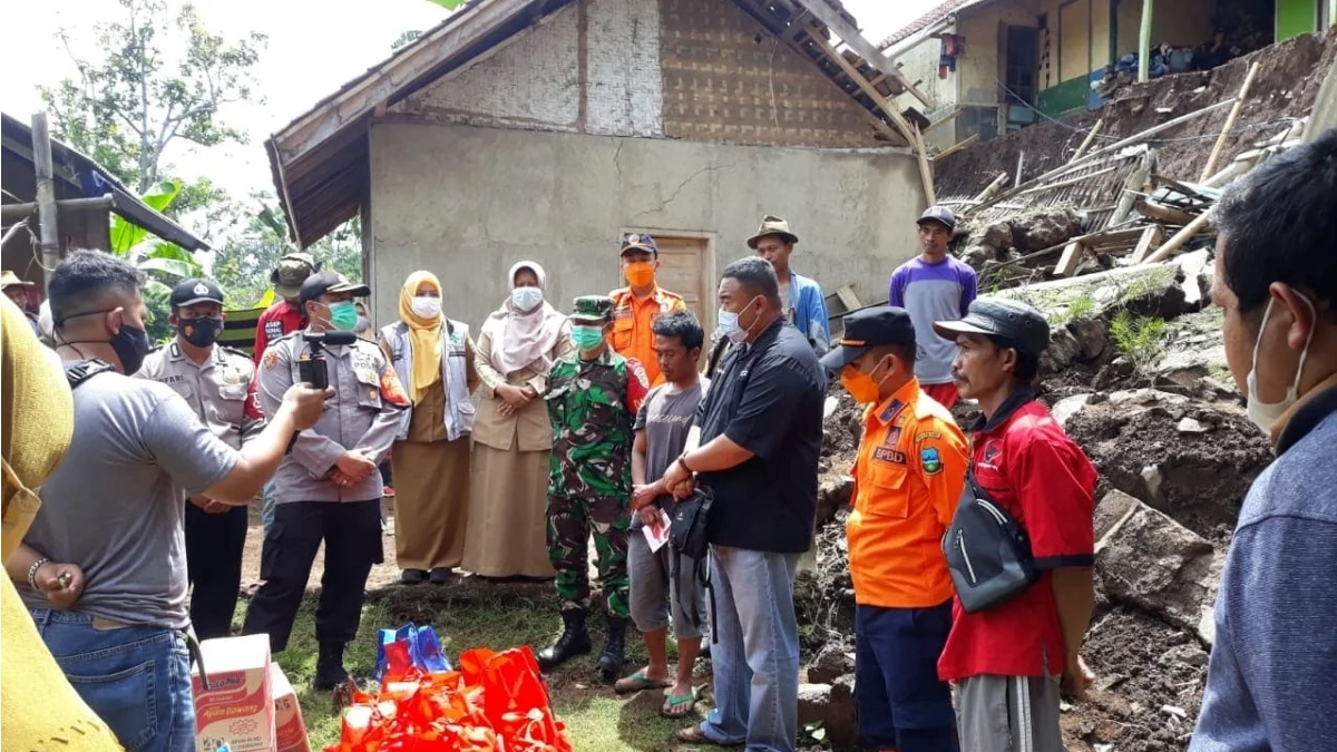 Yudha, Anggota DPRD Garut Kunjungi Rumah Rubuh Tertimpa Longsor di Cilawu