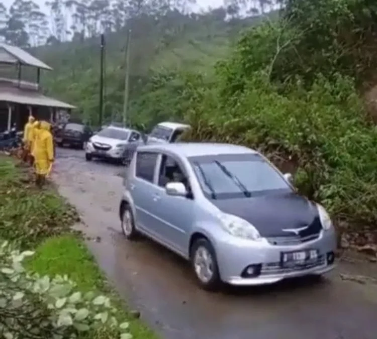 Longsor Menimpa Badan Jalan Cikajang-Pamengpeuk di Kawasan Desa Tanjungjaya