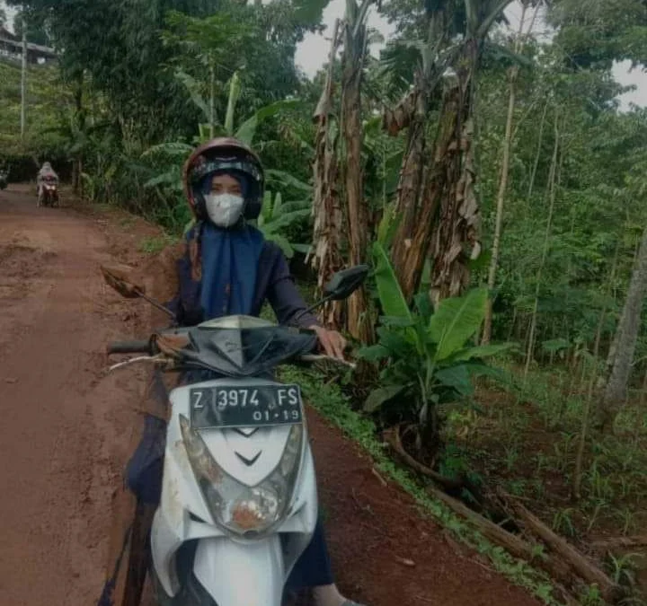 Seorang Guru di Desa Cilampuyang Batal Ngajar Akibat Tergelincir