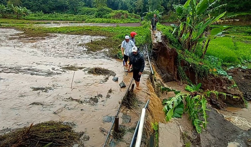 Embung Desa Situsari Jebol Tak Tahan Dengan Tingginya Aliran Air