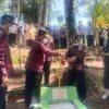 Asda 1 Garut Tancapkan Bambu Runcing di Makam Pejuang 45 Desa Cintaasih