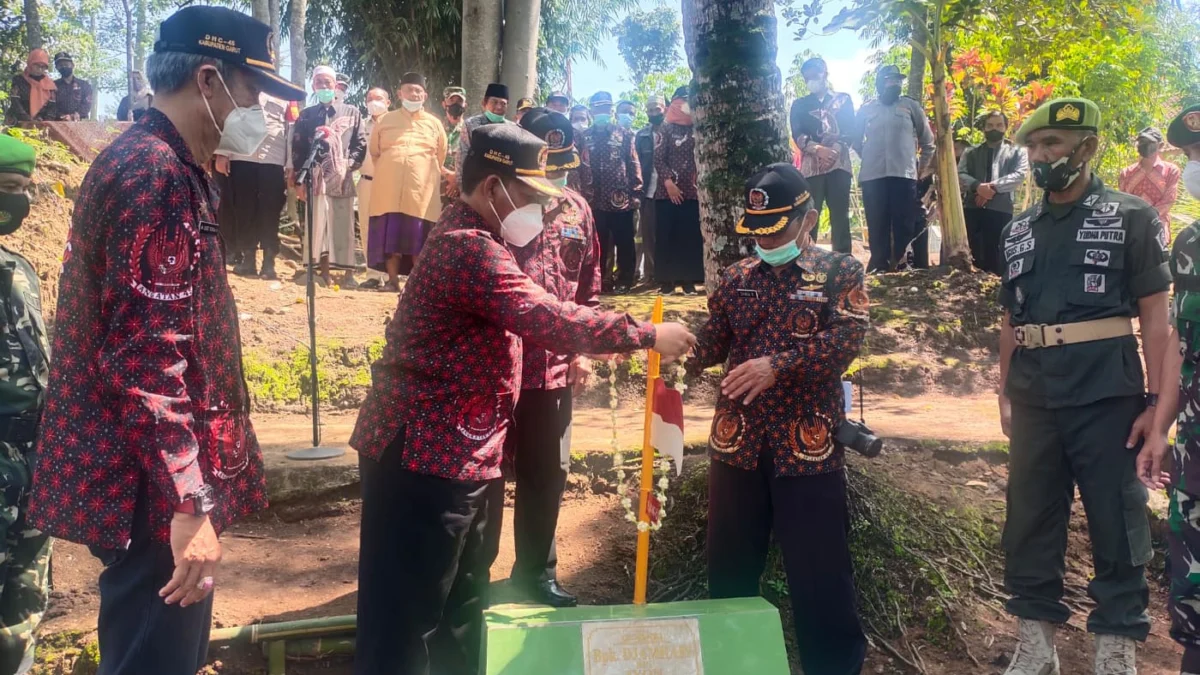 Asda 1 Garut Tancapkan Bambu Runcing di Makam Pejuang 45 Desa Cintaasih