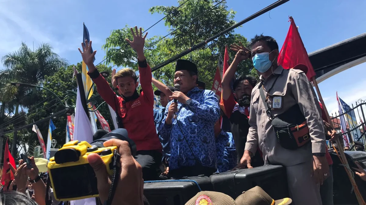 Kalangan Buruh Demo di Depan Kantor Bupati Garut