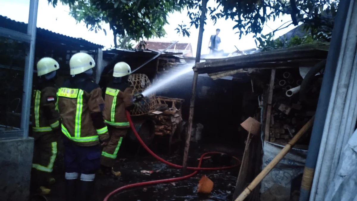 Gara-gara Tungku Masih Menyala, Rumah Pak RW Hangus Dilalap Api