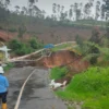 Longsor Mengakibatkan Jalan Penghubung Desa Karyamekar-Sarimukti Terputus