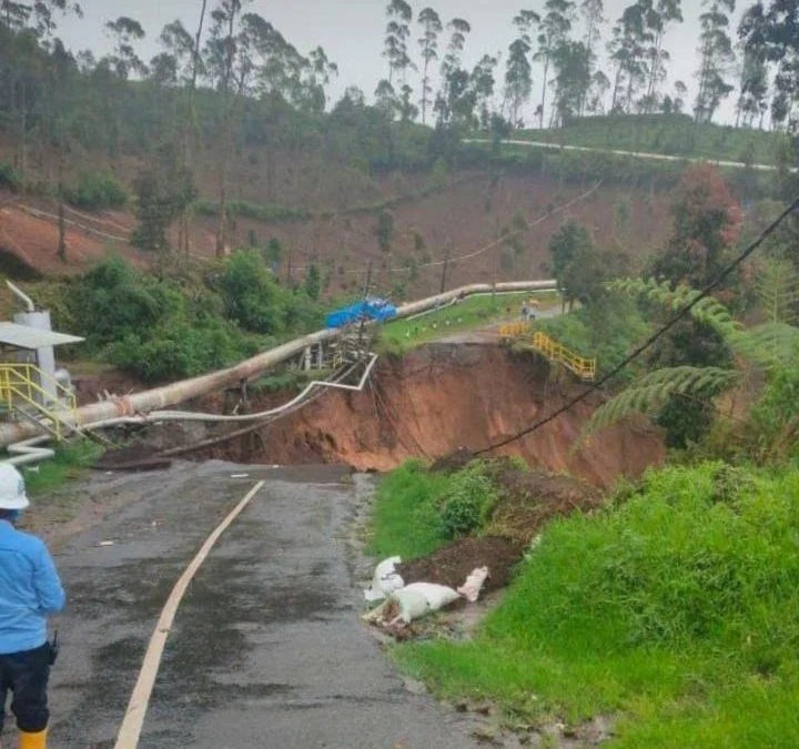 Longsor Mengakibatkan Jalan Penghubung Desa Karyamekar-Sarimukti Terputus