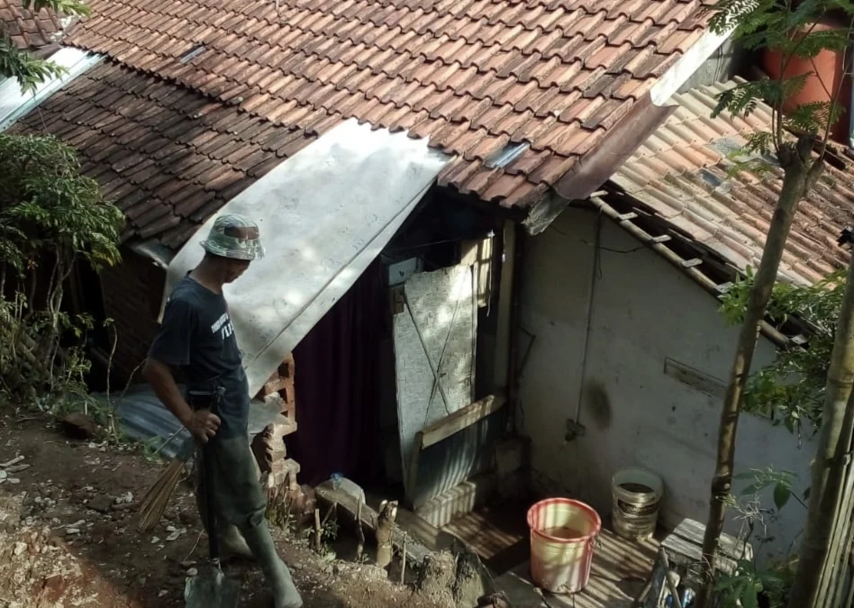 Benteng Sekolah Ambrol, Jamban Milik Mamat Rusak Tertimpa Reruntuhan