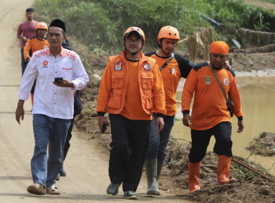 Ahab Sihabudin Tinjau dan Distribusikan Bantuan Untuk Korban Bencana di Sukawening dan Karangtengah