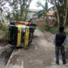 Truk Pengangkut Pasir Terguling di Jalan Desa Cibiuk Kaler