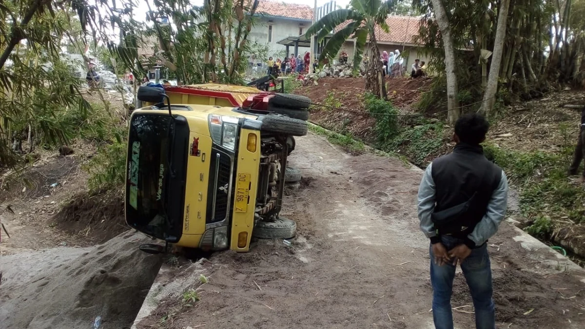 Truk Pengangkut Pasir Terguling di Jalan Desa Cibiuk Kaler