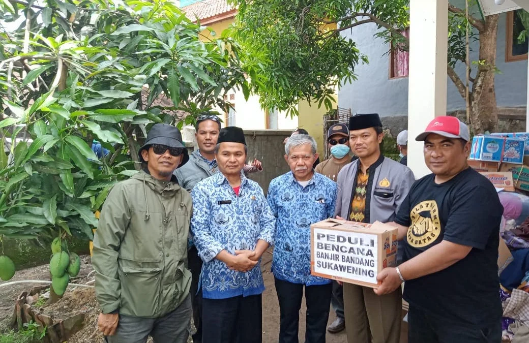 Desa Pasirwangi Beri Bantuan Pada Korban Banjir Bandang