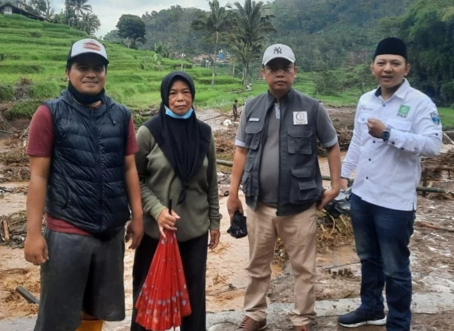 Dadan Hidayatulloh Salurkan Bantuan Logistik Untuk Korban Banjir Sukawening dan Karangtengah