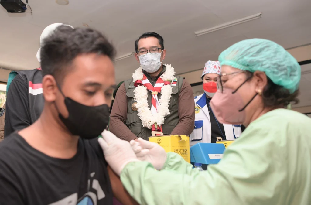 Ridwan Kamil Tinjau Vaksinasi Massal di SMA Negeri 3 Cibinong