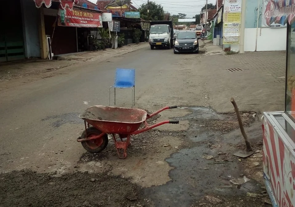 Warga Desa Sindangsari Tambal Jalan Berlubang