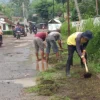 Warga Desa Keresek Bersihkan Bahu Jalan Kabupaten Garut