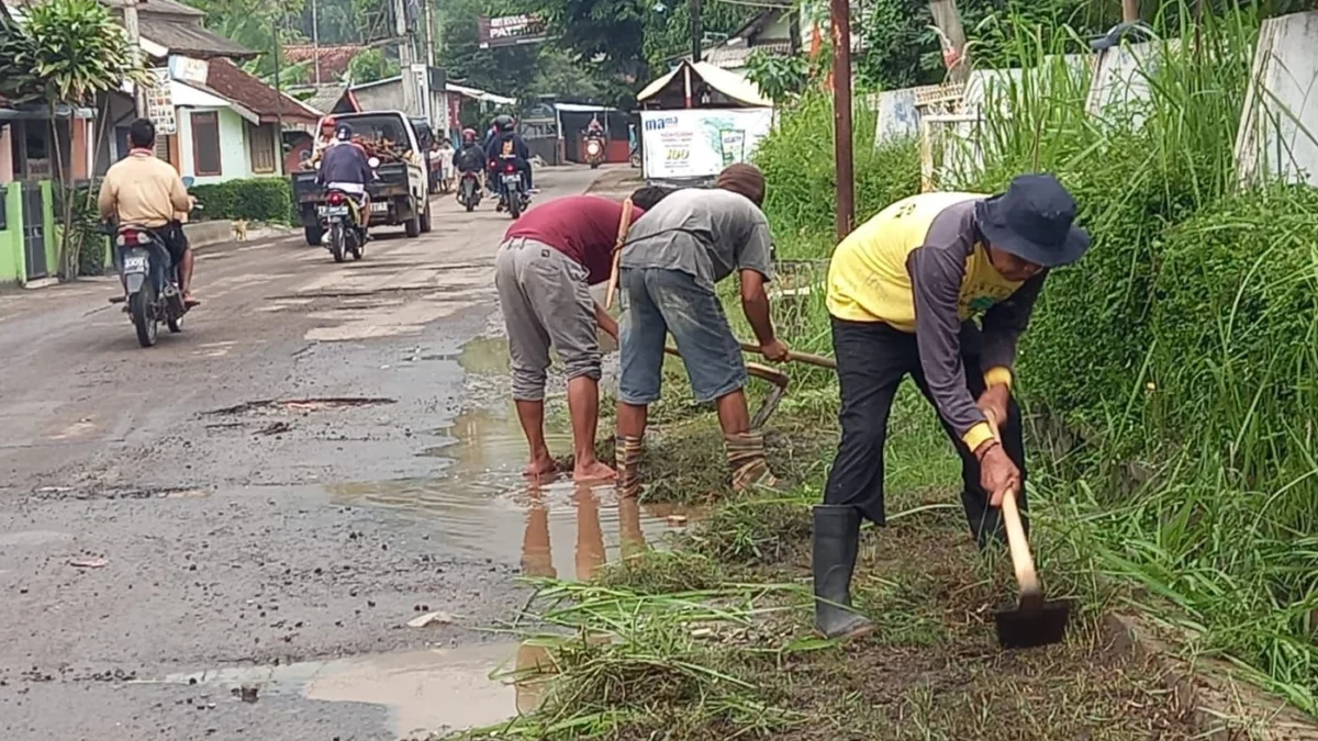 Warga Desa Keresek Bersihkan Bahu Jalan Kabupaten Garut