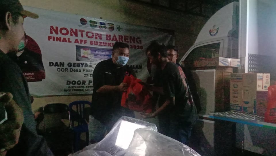 Anggota DPRD Garut Bersama Pemdes Paas Gelar Vaksinasi dan Nobar Piala AFF