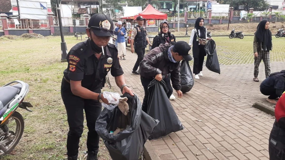 Alun-alun Cibatu Dikotori Sampah