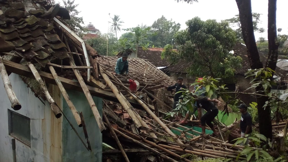 Rumah Eman Warga Desa Sindangsari Ambruk