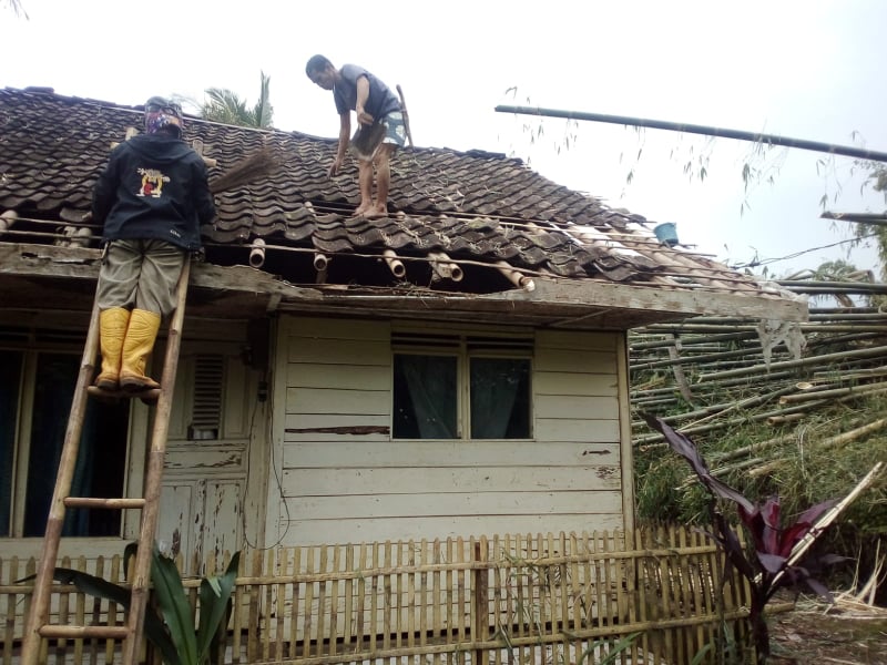 Puting Beliung Menyebabkan Rumah Warga Desa Kertajaya Rusak Ditimpa Pohon