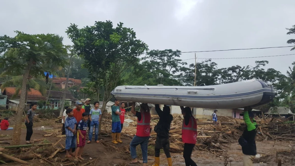 Alfamart Salurkan Bantuan Korban Banjir Sukawening dan Karangtengah