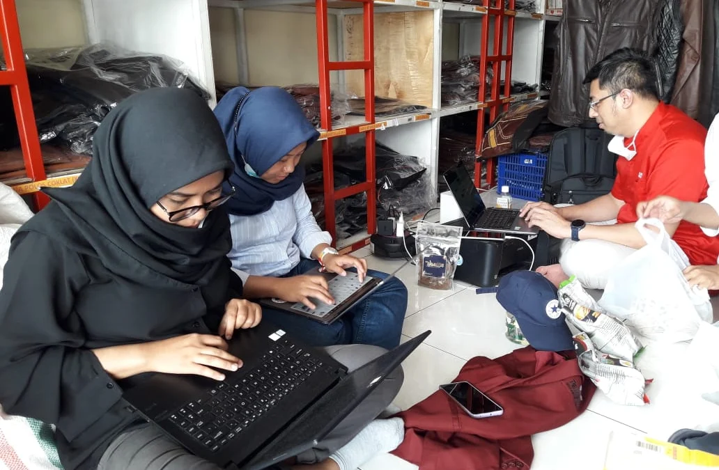 Abdimas Dosen Telkom University Bantu Tingkatkan Produktivitas Pengrajin Fashion Kulit di Garut