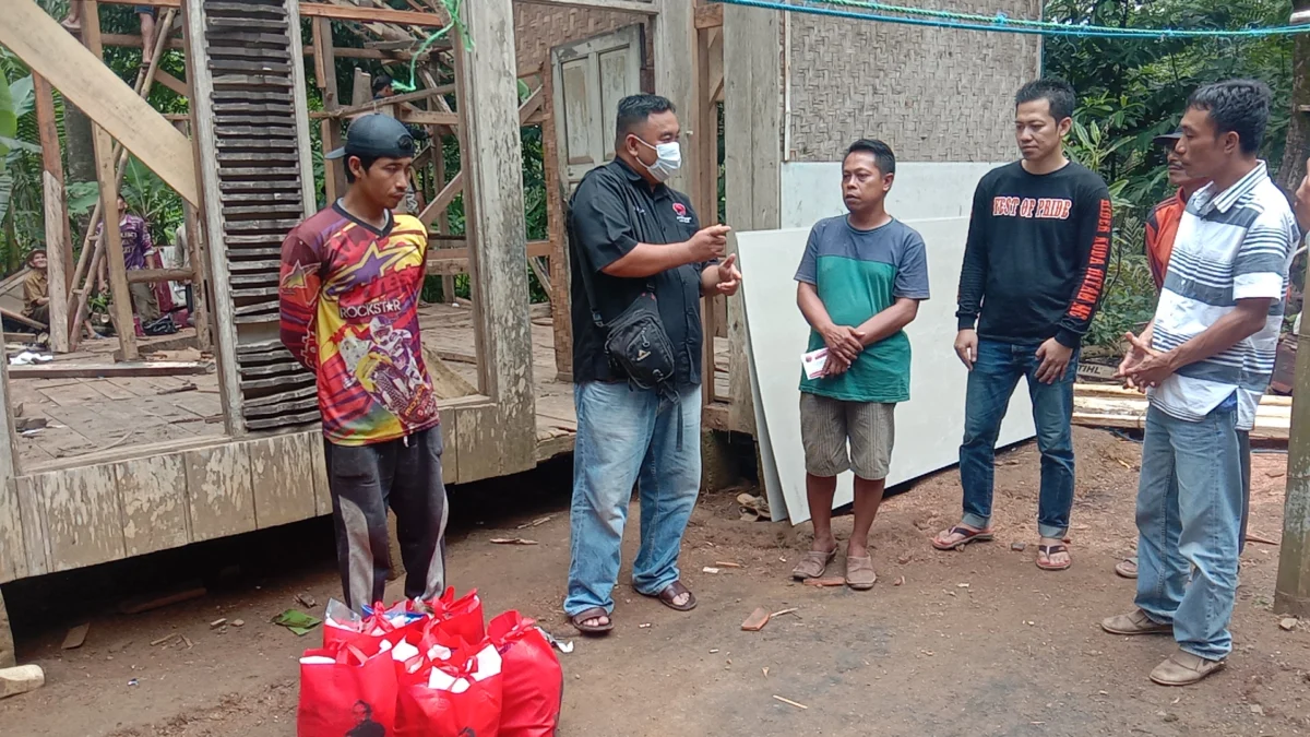 Ketua DPC PDI Perjuangan Garut Apresiasi Karangtaruna Desa Sukarame Inisiasi Pembangunan Rumah Rubuh