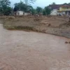 Pengerukan Sedimentasi Sungai Citameng di Sukawening Mulai Dilakukan