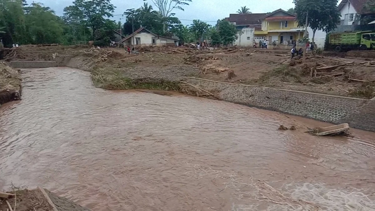 Pengerukan Sedimentasi Sungai Citameng di Sukawening Mulai Dilakukan