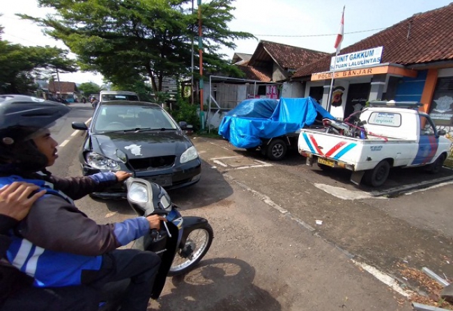 Mobil Dinas Pengadilan Agama Kota Banjar Kecelakaan di Jalan Husein Kartasasmita