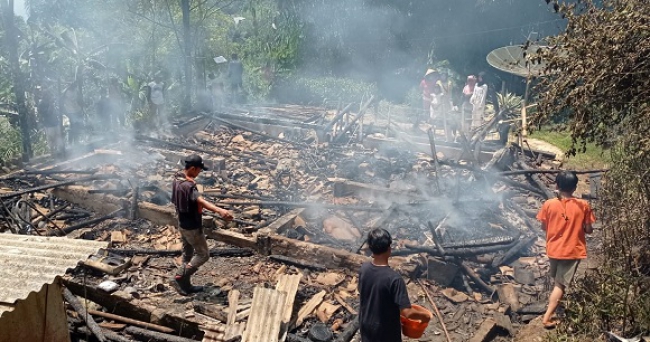 Lupa Memadamkan Tungku, Satu Rumah Semi Permanen Hangus Terbakar