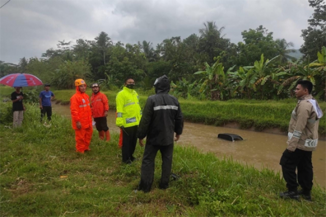 Mobil Pick up Terjun ke Irigasi Doboku Kota Banjar