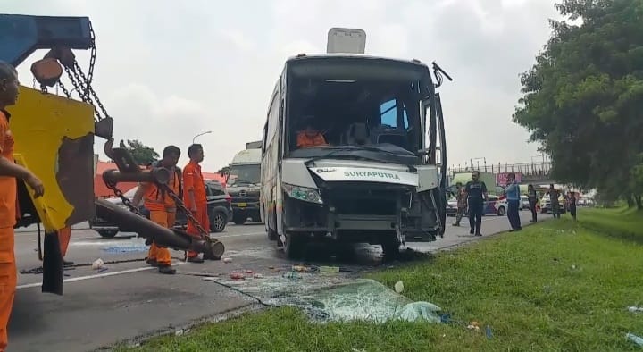 Diduga Sopir Mengantuk, Bus Pariwisata Terguling